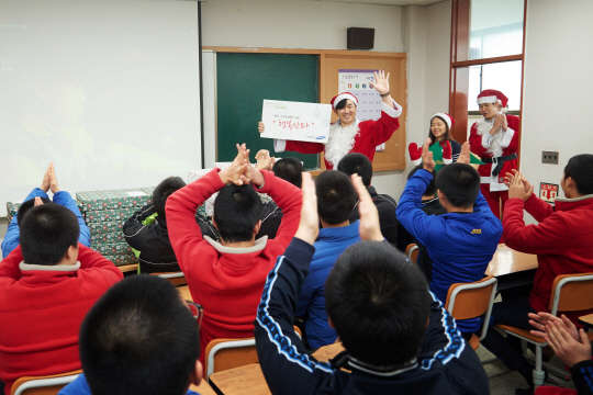 삼성SDS 임직원들이 산타 복장을 하고 소년원을 찾아가 선물을 전달하는 '행복산타' 봉사활동을 21일부터 이틀간 진행했다. 삼성SDS 제공